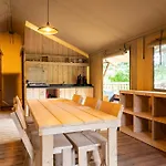 Arden Parks L'abbaye Camping *